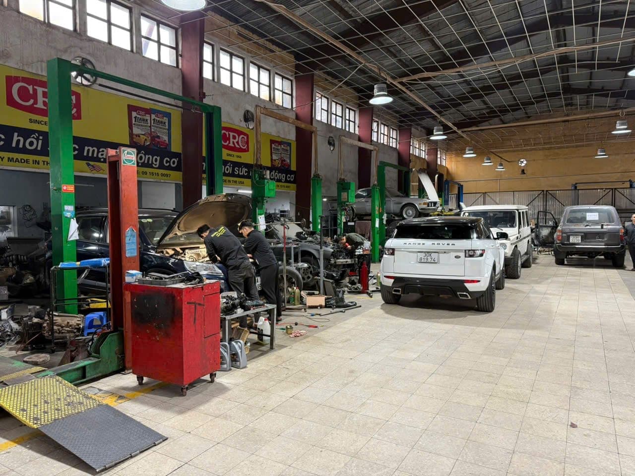 Không gian xưởng bảo dưỡng ô tô