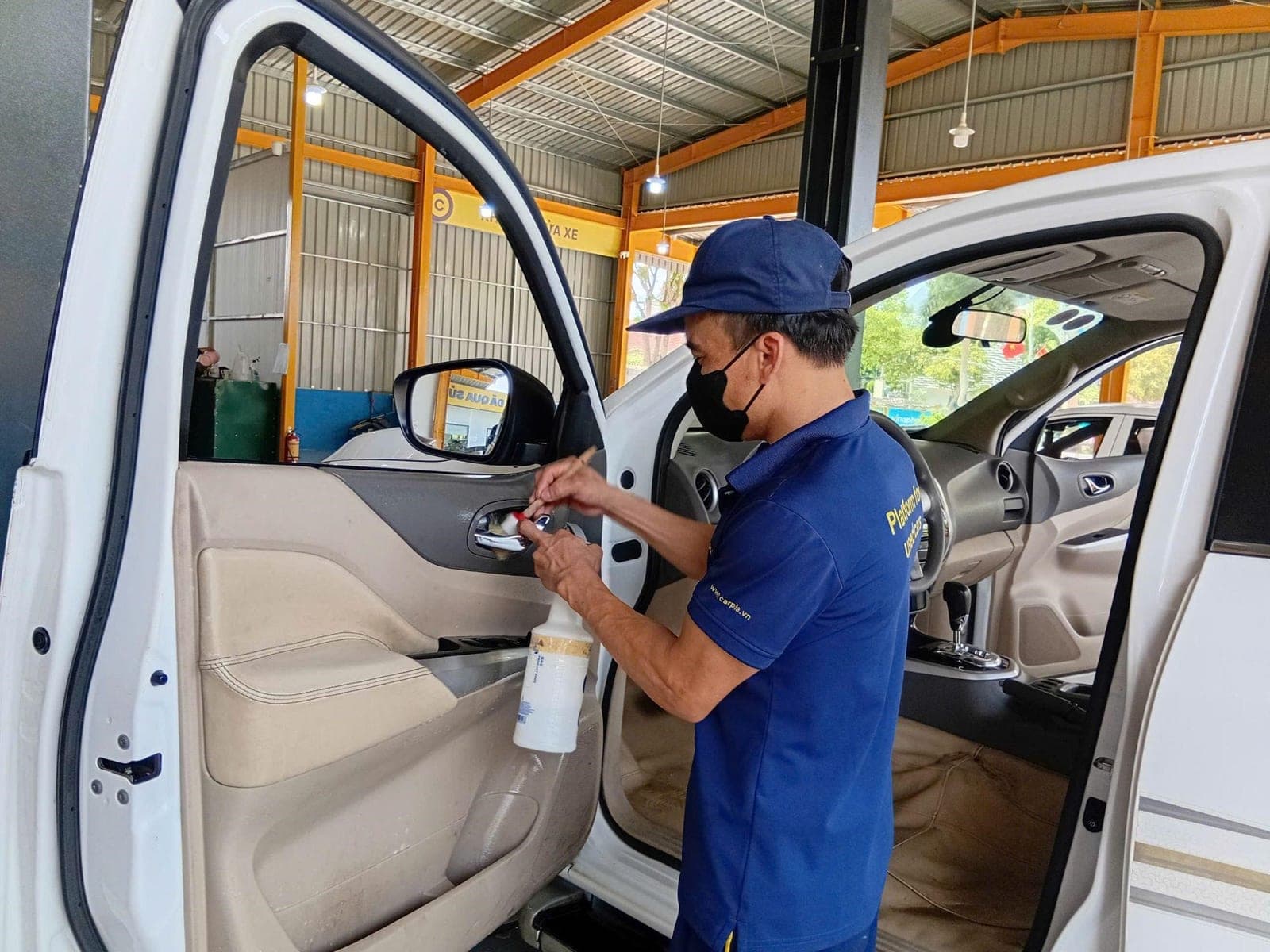 Dịch vụ vệ sinh nội thất xe